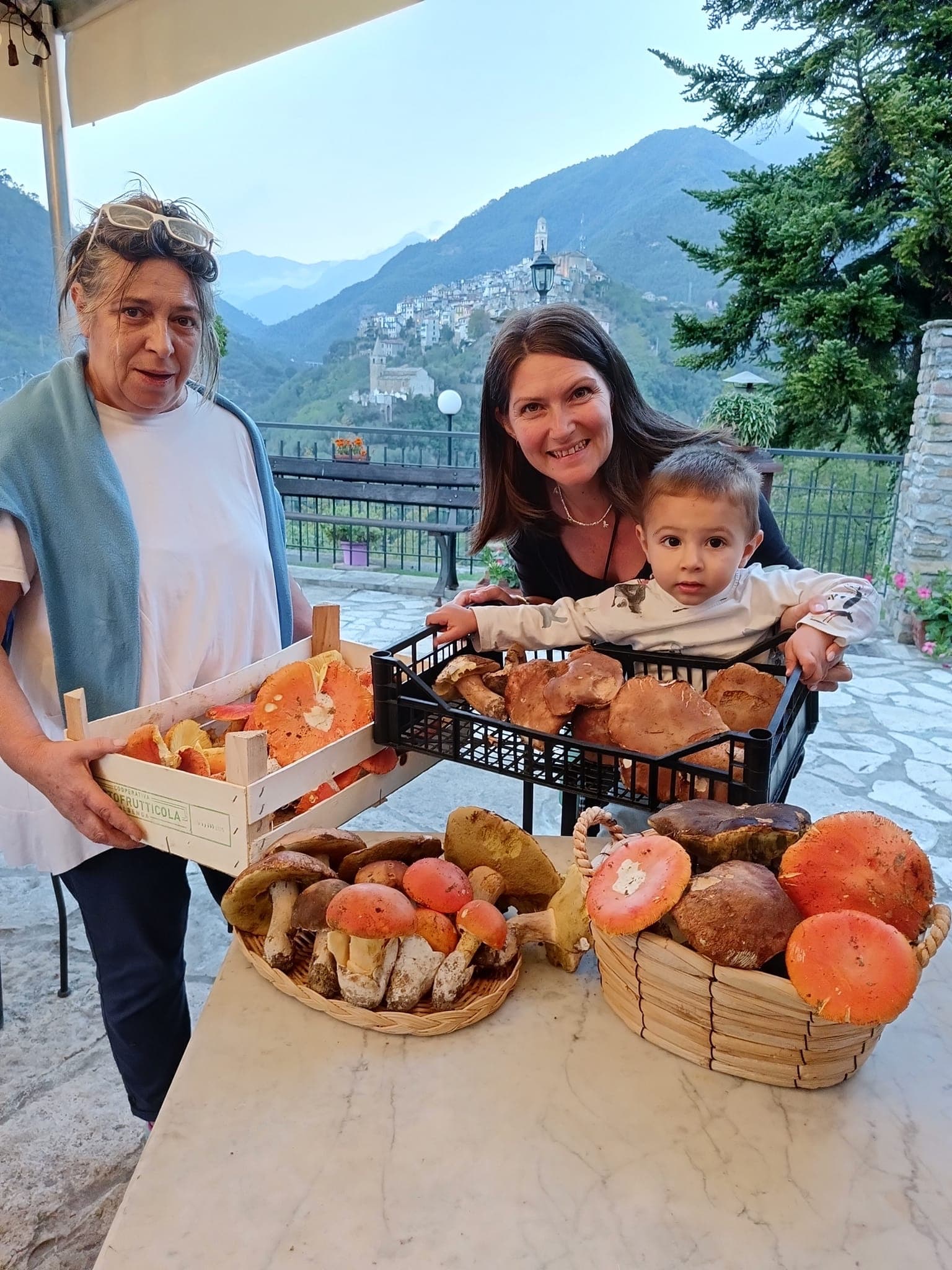 tre persone con funghi